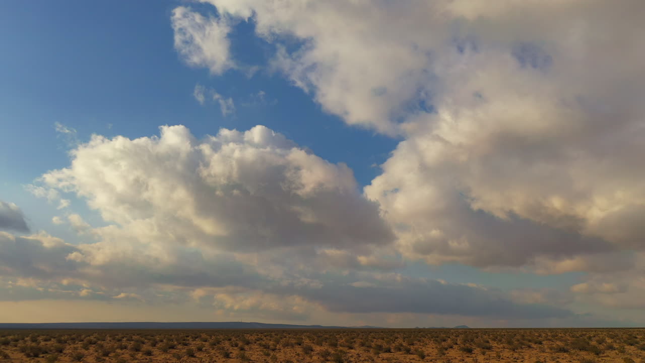 nubes de lluvia sobre el paisaje del desierto de mojave prometen la lluvia necesaria - vista aérea deslizante