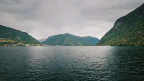 Blick-Aus-Der-Ersten-Person,-Die-Entlang-Der-Wunderschönen-Fjorde-In-Norwegen-Segelt,-Hohe-Klippen-Vor-Der-Küste-Und