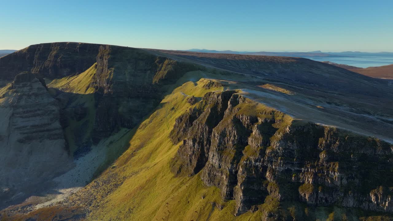 옛날의 거대한 지진 산맥은 아침 일찍 겨울의 빛에 더 넓은 산악지대와 습지 풍경이 드러난다.