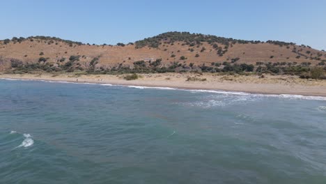 Ein-Diagonales-Video-Vom-Meer-Zum-Strand-Mit-Einer-Drohne