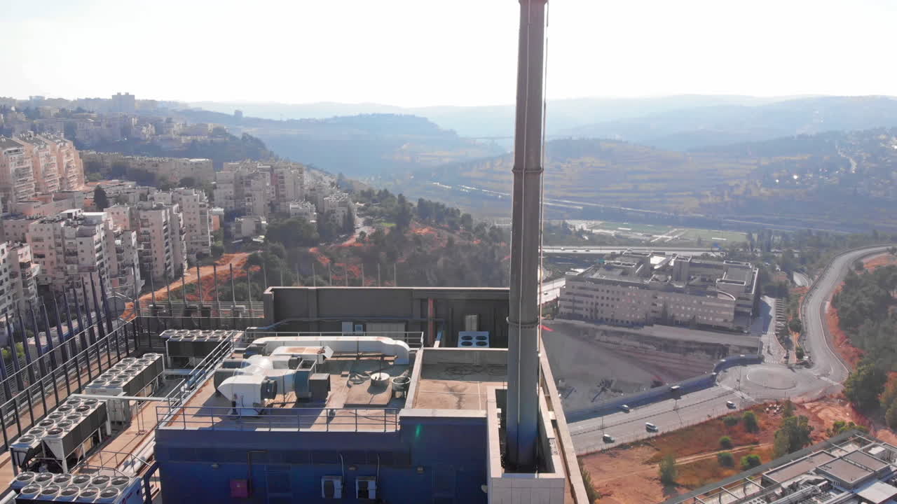 Edifício alto com uma antena grande, Monte Hotzvim, Jerusalém (visão aérea)