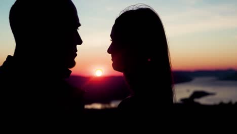 pareja en silueta al atardecer