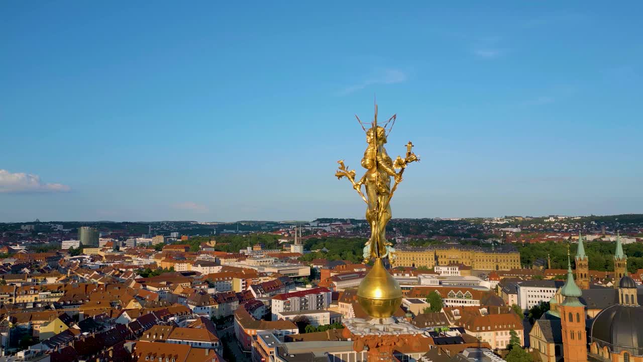 video de drone aéreo de 4k del campanario ornamentado de la capilla de santa maría en el centro de würzburg, alemania