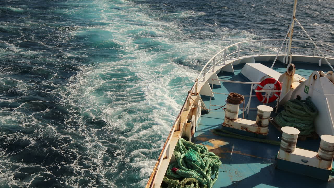 Prua di traghetto in mare da Malta a Gozo in 4K