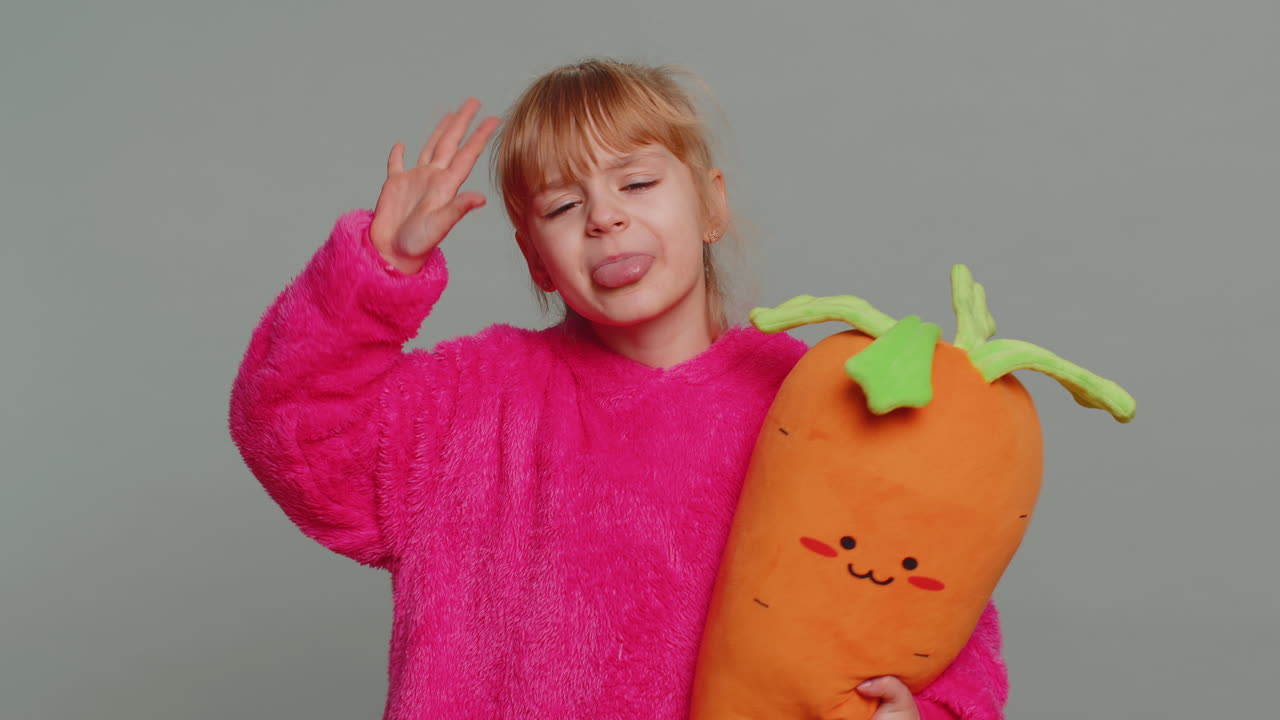 niño matón niña niño mostrando la lengua haciendo caras, haciendo tonterías con la cara tonta, burlándose