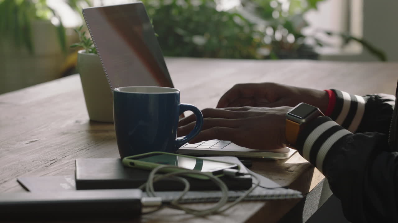 cerca de las manos del joven ingeniero desarrollando aplicaciones de software usando computadora portátil digital escribiendo código de programación en la pantalla diseñando firewall sistema de seguridad aplicación en la oficina