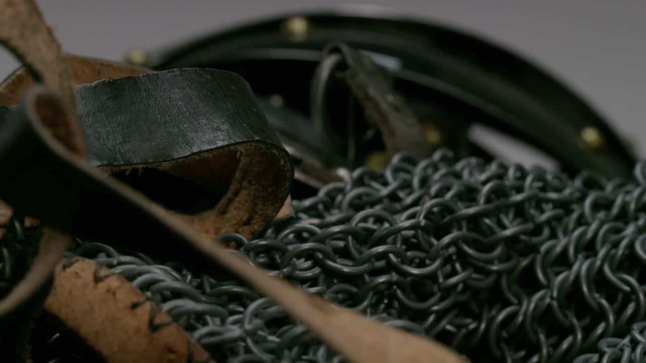 스튜디오의 체인 메일 및 기타 나이트 장비