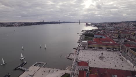 Praça-Do-Comércio-De-Lisboa-Y-El-Río-Tajo,-Portugal---Paso-Elevado-Aéreo