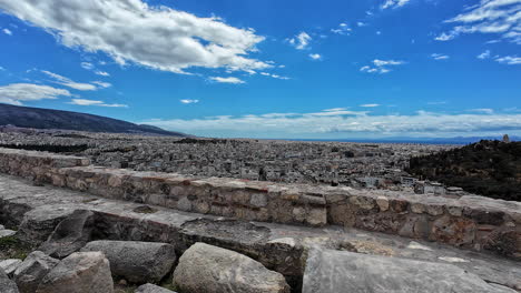 Vista-Panorámica-De-La-Ciudad-De-Atenas-Desde-La-Cima-De-Una-Colina,-Vista-En-Movimiento