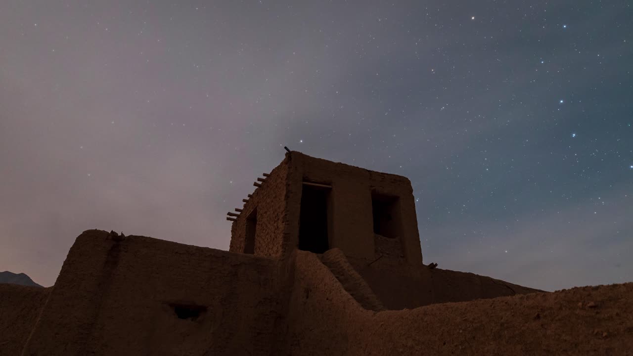 reflejo de la luz de la luna en la pared hecha a mano de adobe de ladrillo de barro de un pueblo nativo nómada local tradicional en el distrito rural de la zona nocturna en el desierto central en irán casa de asentamiento abandonada estrella en el cielo
