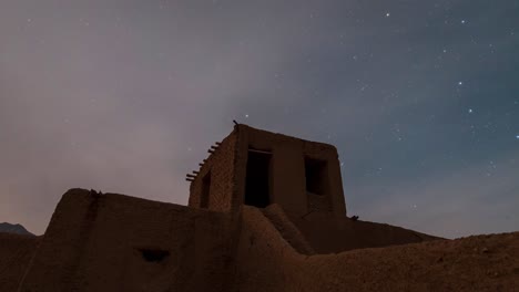 Reflejo-De-La-Luz-De-La-Luna-En-La-Pared-Hecha-A-Mano-De-Adobe-De-Ladrillo-De-Barro-De-Un-Pueblo-Nativo-Nómada-Local-Tradicional-En-El-Distrito-Rural-De-La-Zona-Nocturna-En-El-Desierto-Central-En-Irán-Casa-De-Asentamiento-Abandonada-Estrella-En-El-Cielo