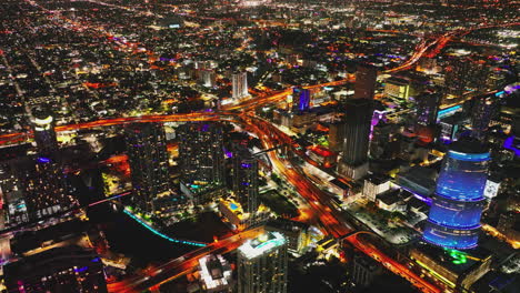 el distrito financiero de miami por la noche.