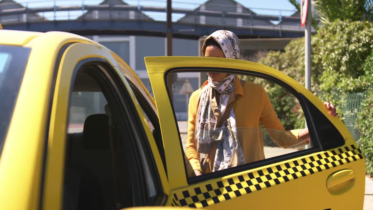 mujer joven con hijab fuera y alrededor de la ciudad