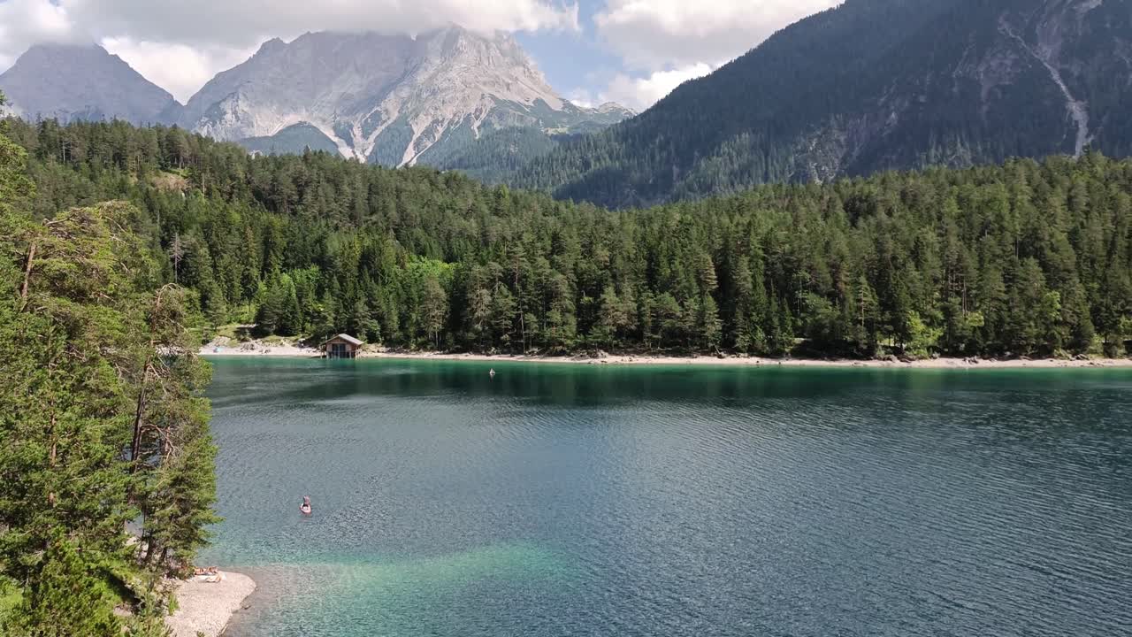 Pessoas praticam stand up paddle no Lago Blindsee, no Tirol, na Áustria, durante o verão