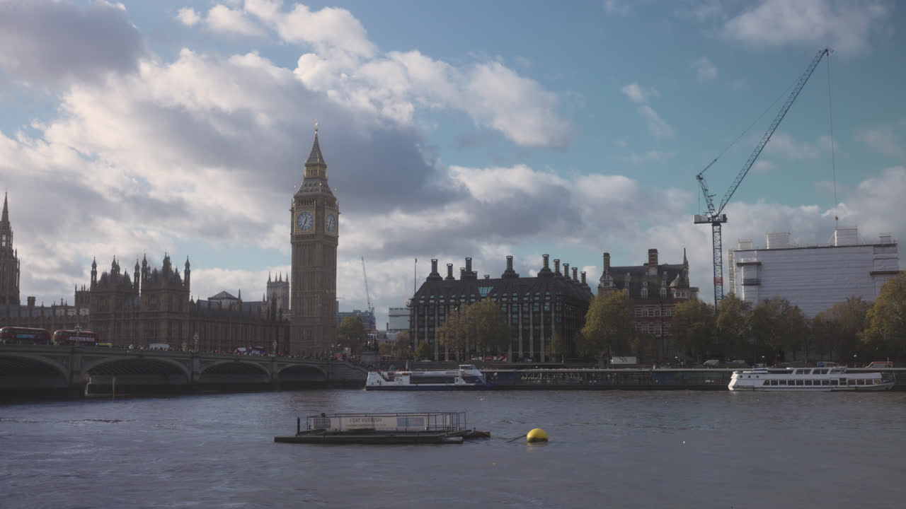 아침 대왕: 비그 벤과 의회가 부분적으로 구름이 가득한 날