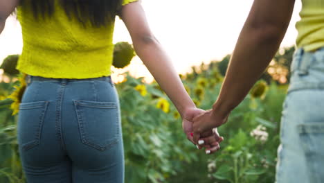 Frauen-In-Einem-Sonnenblumenfeld