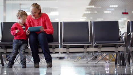 Joven-Madre-E-Hijo-En-Una-Terminal-Del-Aeropuerto