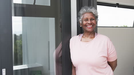 Retrato-De-Una-Feliz-Mujer-Afroamericana-Sonriendo-Junto-A-La-Ventana,-Espacio-Para-Copiar,-Cámara-Lenta