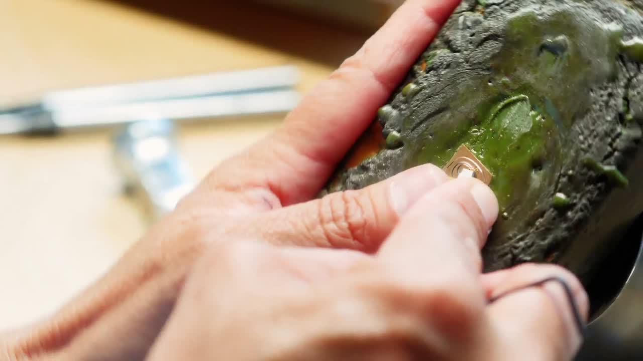 artesana que trabaja en un taller