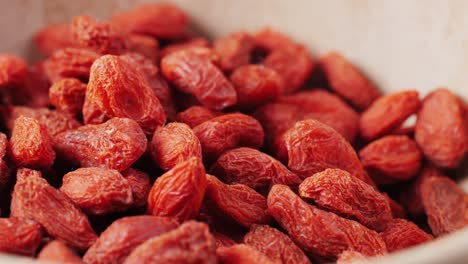 bayas de goji secas en un cuenco