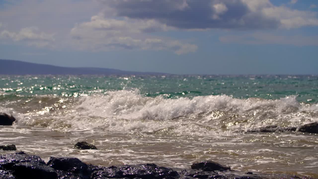 하와이 모래 해안 바위 먼 산 슬로우 모션 3
