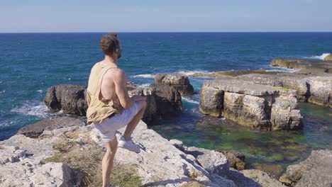 Junger-Mann,-Der-Am-Strand-Sport-Treibt.