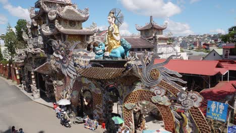 越南達拉特 (da lat) 的靈福克 (linh phuoc) 寺廟的全景