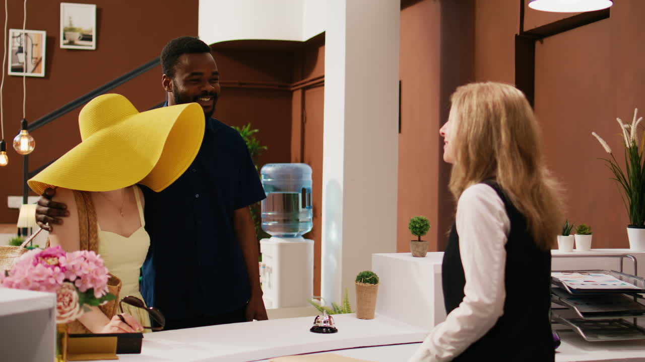 viajeros en el vestíbulo de la recepción del hotel