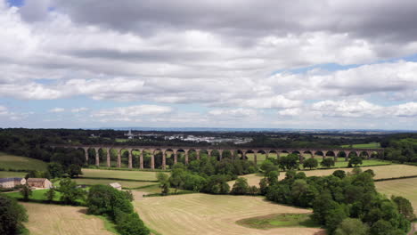 Disparo-De-Pedestal-Que-Cae-Del-Viaducto-De-Crimple-Valley-En-North-Yorkshire-En-Un-Día-Nublado-De-Verano