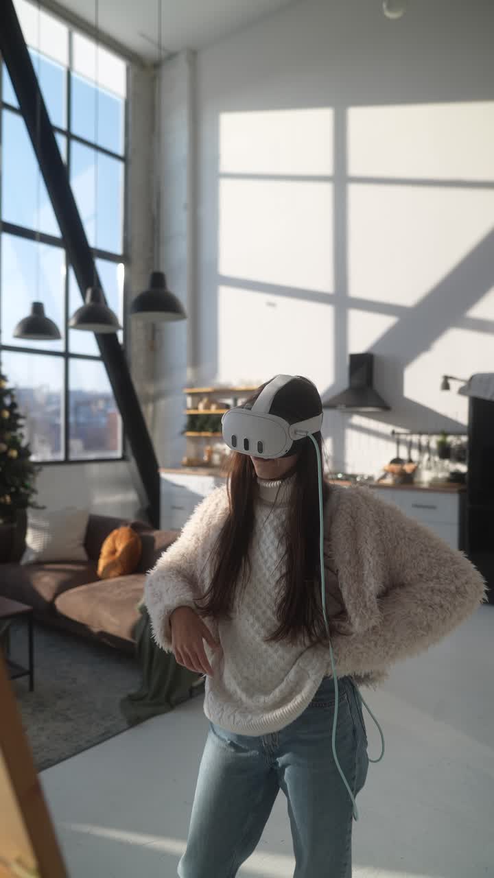 mujer con auriculares vr en un estudio moderno