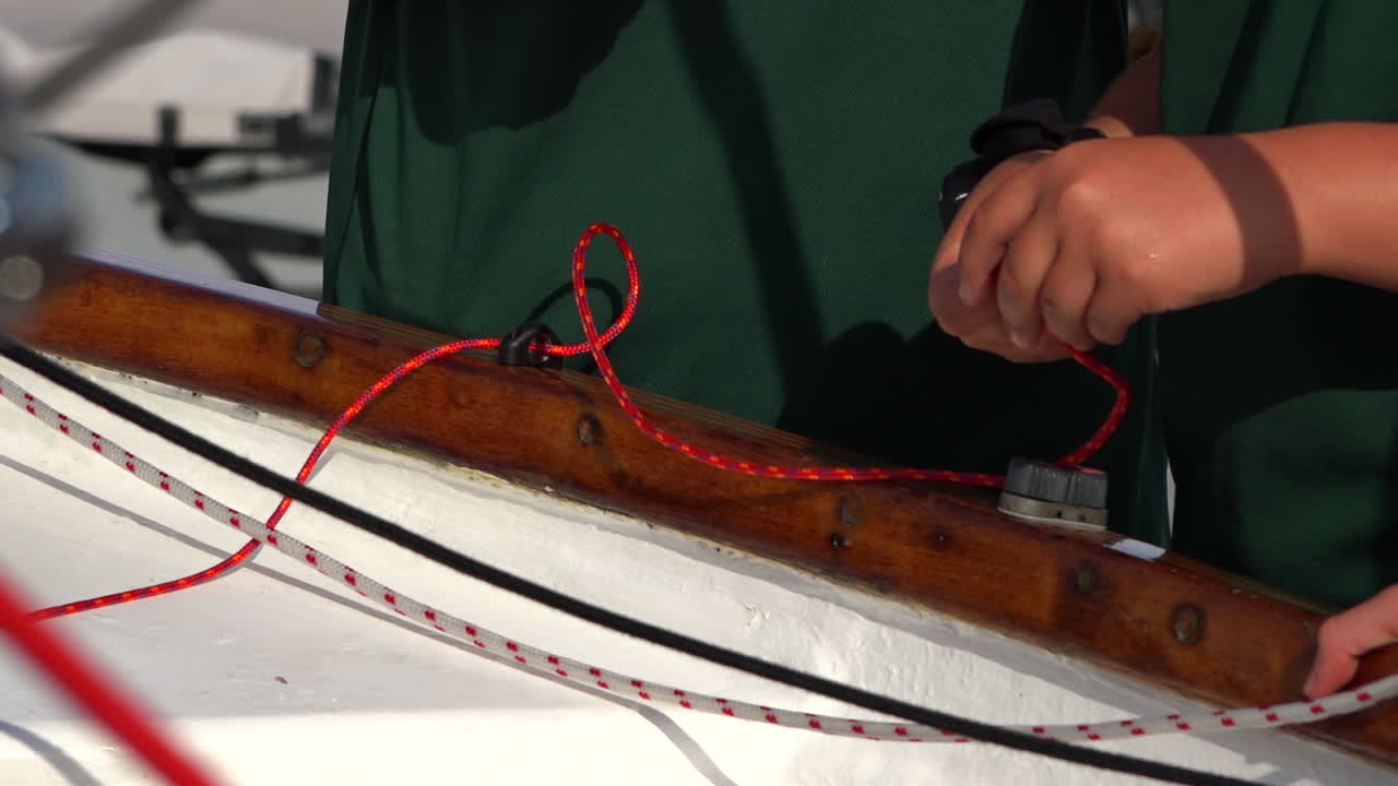 보트 매듭을 묶다