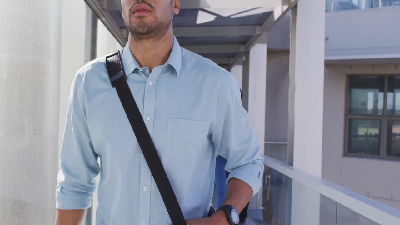 스마트폰을 사용하면서 고 있는 진지한 두 인종 사업가의 비디오