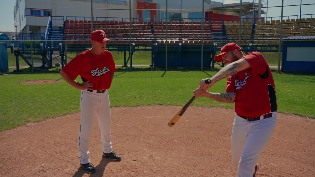 Giocatori di baseball che si allenano sul campo