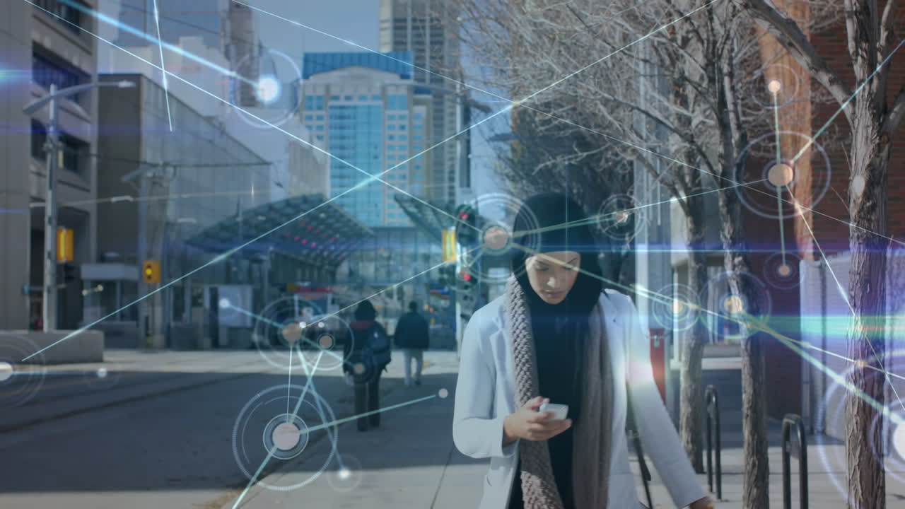 animación de puntos que se conectan con líneas sobre una mujer joven en hijab usando un teléfono inteligente en el sendero