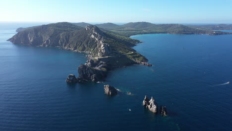 Große-Luftaufnahme-Der-Insel-Cap-Mèdes-Porquerolles-Hyères-Frankreich-Sonniger-Tag-Blau