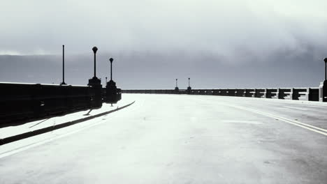 Asphaltstraße-Und-Berg-Im-Tiefen-Nebel