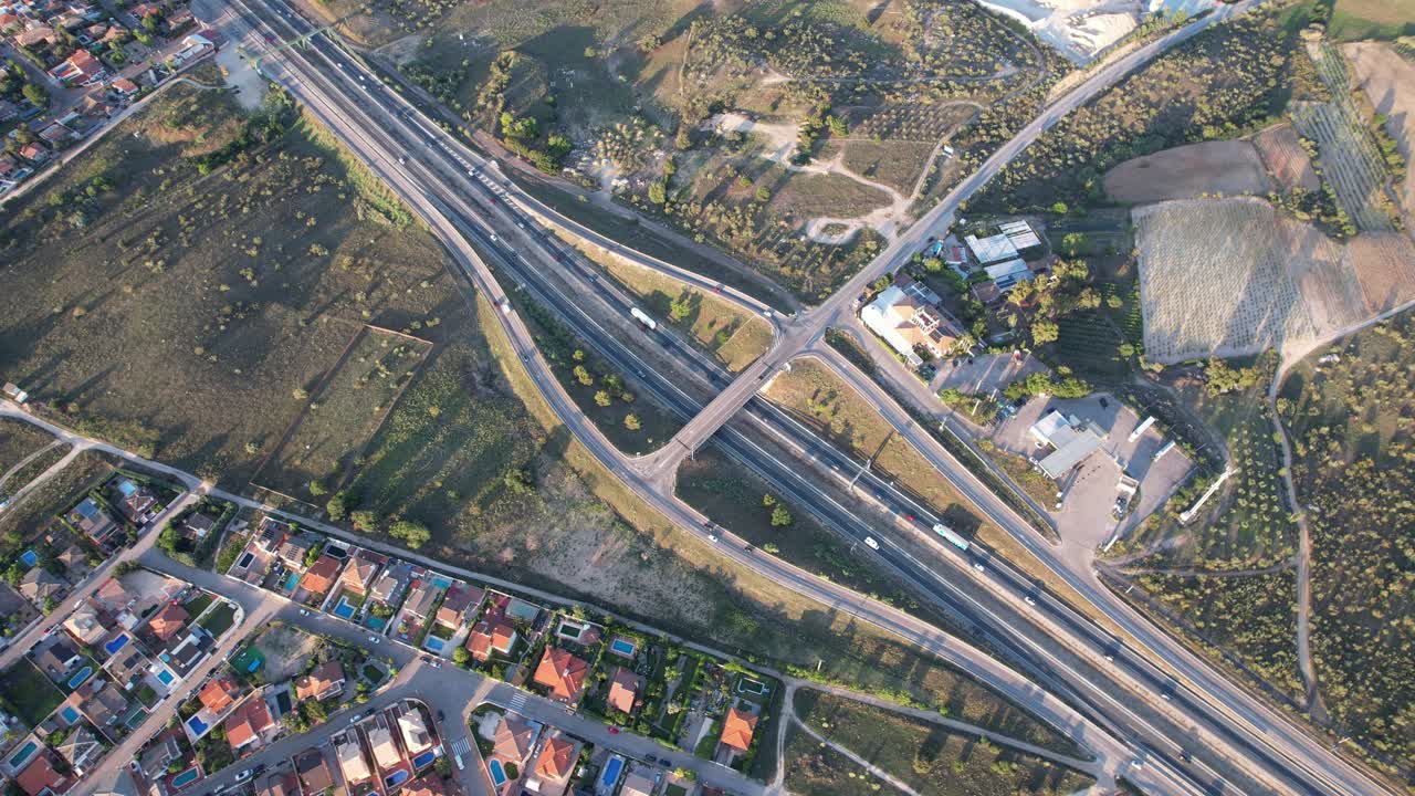 vista aérea giratoria sobre la salida de la autopista con algo de tráfico