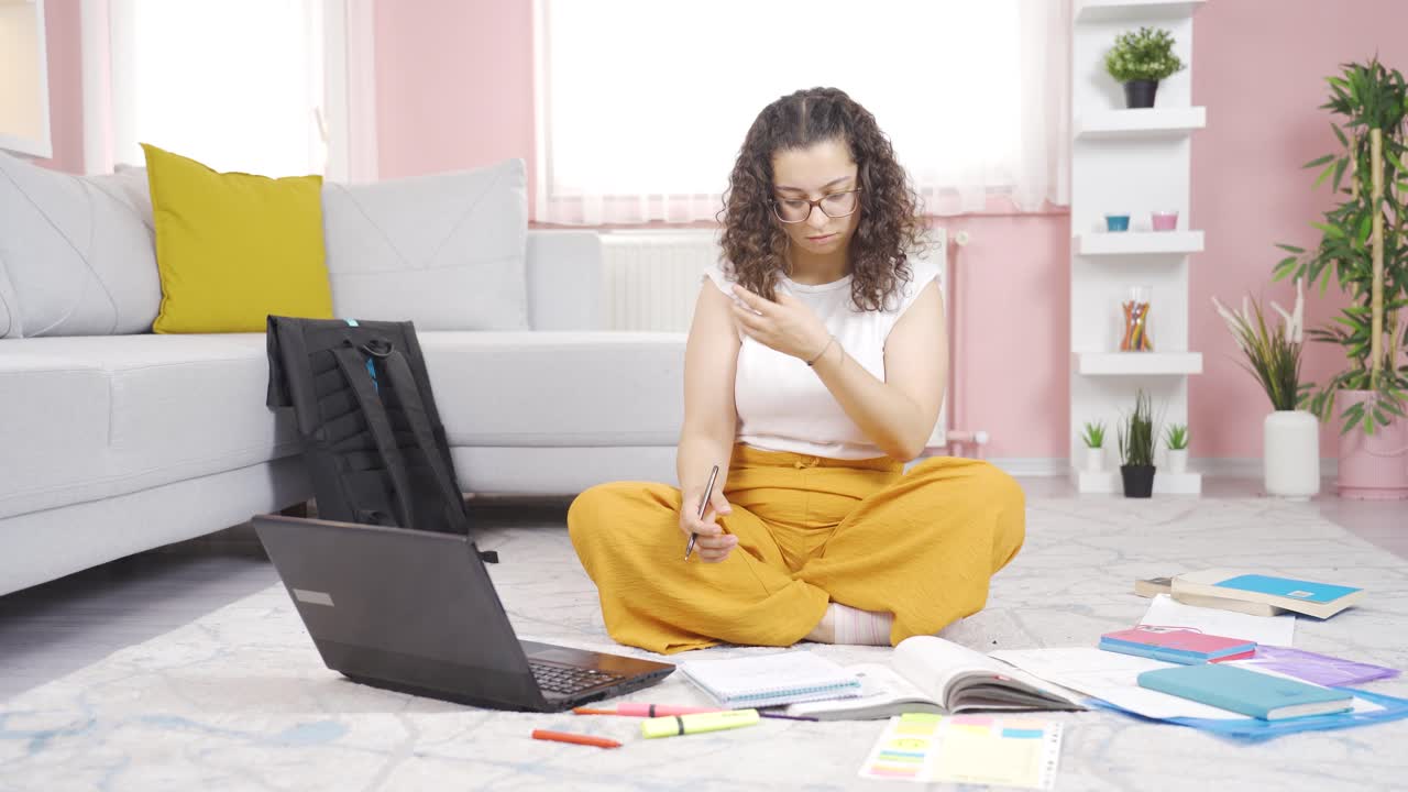 la estudiante presumida es feliz.