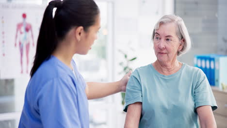 Enfermera,-Atención-Sanitaria-Y-Mujer-Mayor-En-Silla-De-Ruedas