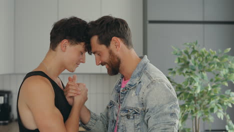 una pareja afectuosa en la cocina.