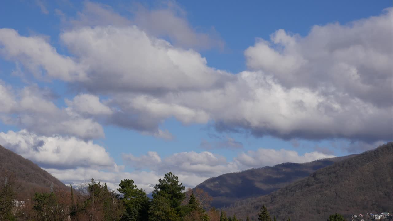el cielo azul nubes blancas sobre las montañas. nubes blancos hinchadas peludas. nube cumulus scape lapso de tiempo. verano cielo azul lapso de tempo. dramático majestuoso increíble cielo azul. nubes blanca suave forma. nubes lapso de time fondo
