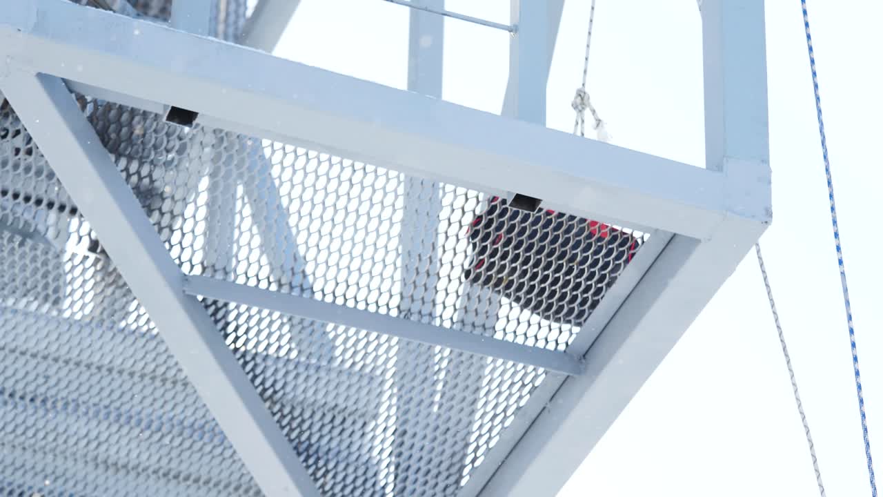 눈과 구조물이 있는 겨울 장면