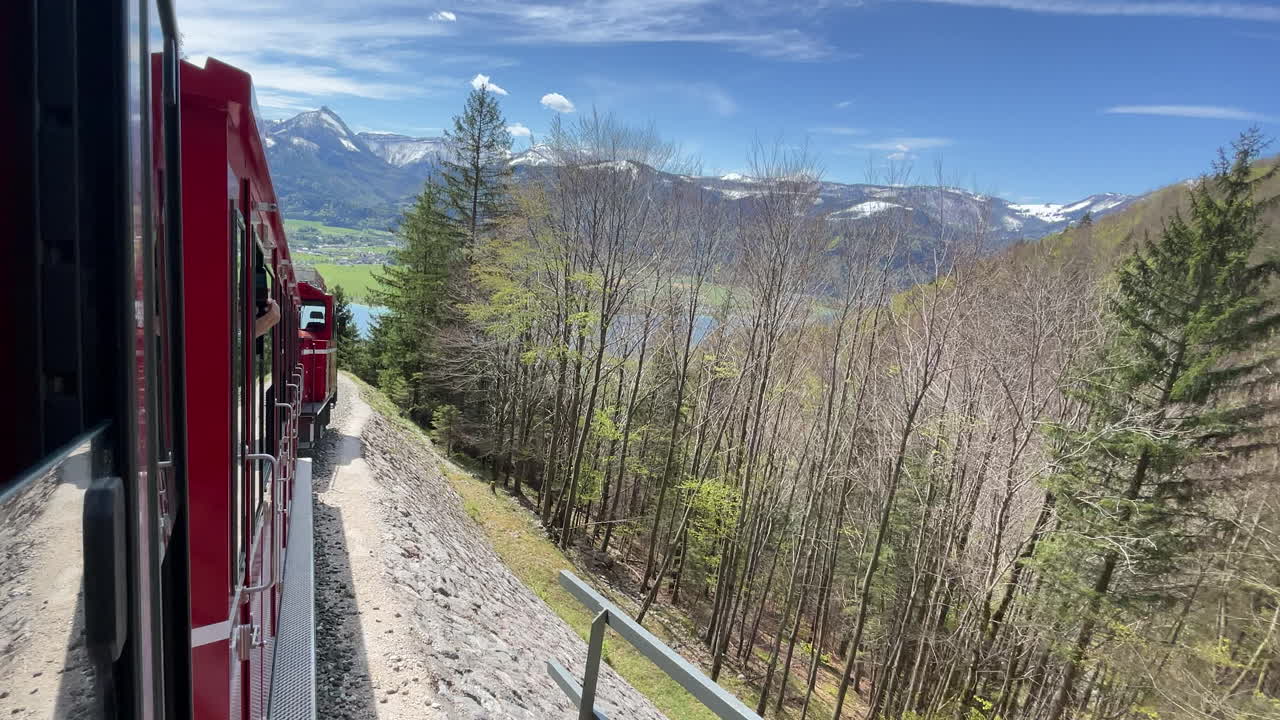 increíble vista desde la montaña alpina schafsberg en el lago wolfgangsee en austria filmada desde el ferrocarril de cable de engranajes rojos
