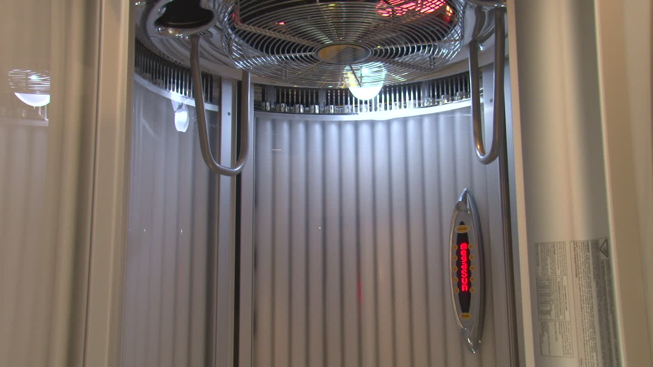 toma estática dentro de una cabina de bronceado suplente plateada con pantalla led