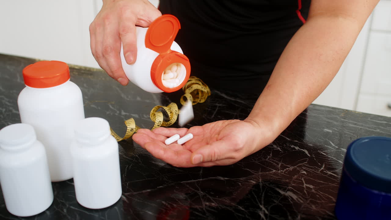 Hombre vierte cápsulas dietéticas en la mano con símbolo de cinta métrica, de una rutina casera de suplementos diarios saludables