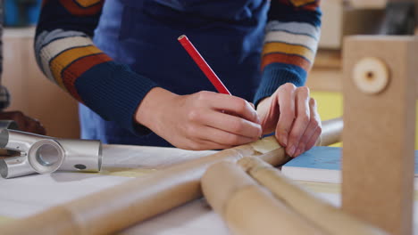 Primer-Plano-De-Un-Equipo-Multicultural-En-Un-Taller-De-Montaje-De-Marcos-De-Bicicletas-De-Bambú-Sostenibles-Construidos-A-Mano.