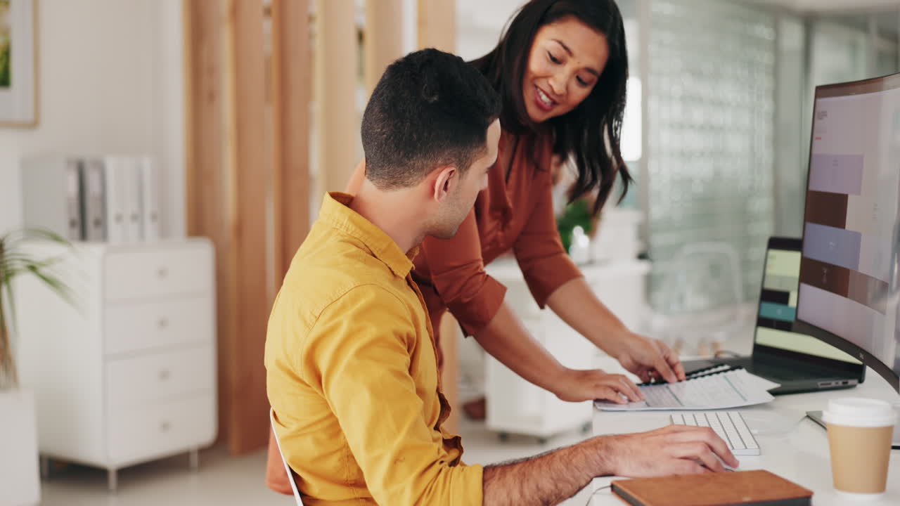 gente de negocios, computadora o documentos de ayuda