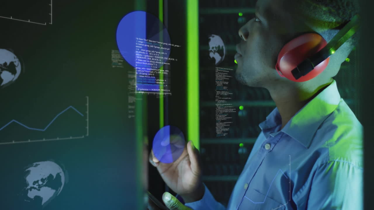 animación de procesamiento de datos y globos sobre trabajador masculino biracial en la sala de servidores