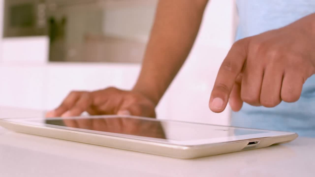 태블릿을 사용하는 손의 절단된 영상