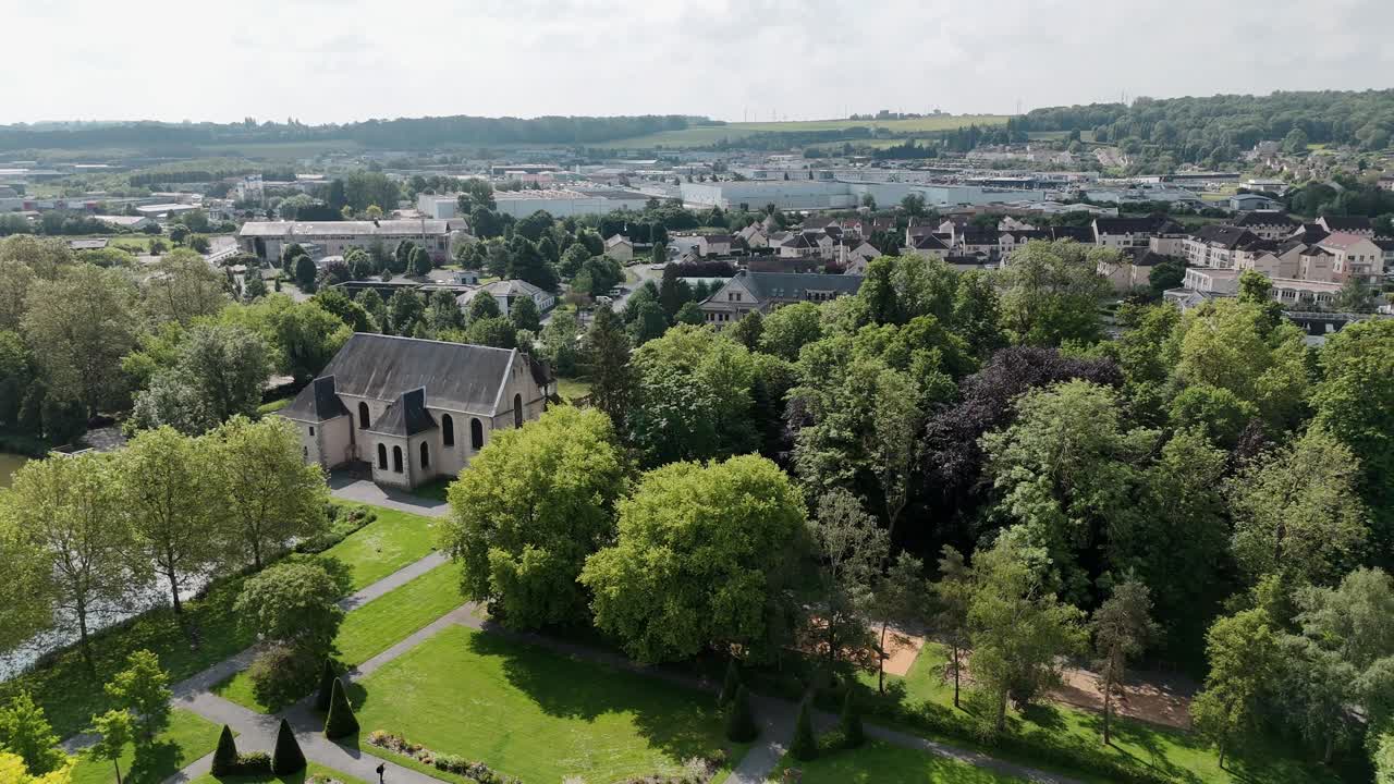 푸른 초록색과 역사적인 건축물을 강조하는 parc des capucins와 함께 coulommiers의 공중 풍경, 프랑스